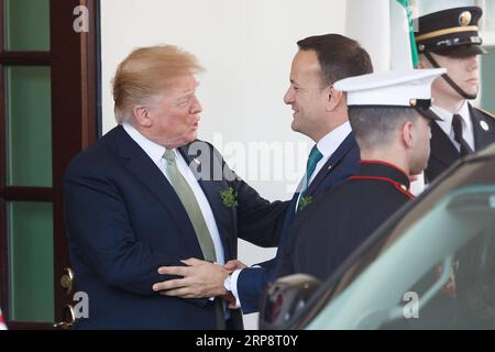 (190314) -- WASHINGTON, le 14 mars 2019 -- le président américain Donald Trump (1e L) accueille le premier ministre irlandais Leo Varadkar (2e L) à la Maison Blanche à Washington D.C., aux États-Unis, le 14 mars 2019. ÉTATS-UNIS-WASHINGTON D.C.-PRÉSIDENT-IRLANDE-PM-RÉUNION TINGXSHEN PUBLICATIONXNOTXINXCHN Banque D'Images