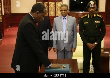 (190314) -- KHARTOUM, le 14 mars 2019 -- Fadul Abdalla Fadul (Front), ministre soudanais de la présidence, prête serment constitutionnel devant le président Omar el-Béchir (absent de la photo) à Khartoum, Soudan, le 14 mars 2019. Les ministres nouvellement nommés dans le nouveau gouvernement soudanais ont prêté jeudi le serment constitutionnel devant Omar al-Béchir. ) SOUDAN-KHARTOUM-NOUVEAUX MINISTRES-SERMENT CONSTITUTIONNEL MOHAMEDXKHIDIR PUBLICATIONXNOTXINXCHN Banque D'Images