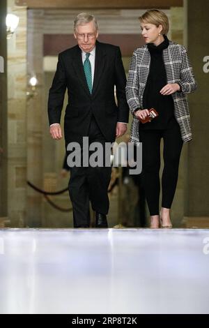 (190314) -- WASHINGTON, 14 mars 2019 -- le leader de la majorité au Sénat américain Mitch McConnell (à gauche) se rend dans la salle du Sénat avant un vote du Sénat sur la déclaration d urgence nationale du président Donald Trump, sur Capitol Hill à Washington D.C., aux États-Unis, le 14 mars 2019. Le Sénat américain a voté jeudi 59-41 en faveur du blocage de la déclaration d urgence nationale du président Donald Trump à la frontière sud. ÉTATS-UNIS-WASHINGTON D.C.-SÉNAT-TRUMP-FRONTIÈRE DE BLOCAGE D'URGENCE TINGXSHEN PUBLICATIONXNOTXINXCHN Banque D'Images