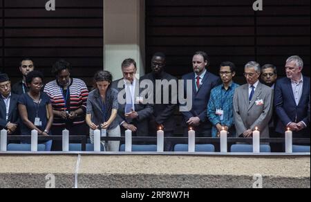 (190316) -- NAIROBI, 16 mars 2019 (Xinhua) -- les délégués allument des bougies pour pleurer les victimes de l'accident d'avion d'Ethiopian Airlines lors de la cérémonie de clôture de la quatrième session de l'Assemblée des Nations Unies pour l'environnement (UNEA4) à Nairobi, Kenya, le 15 mars 2019. L’UNEA4, qui s’est achevée vendredi, a défini une feuille de route ambitieuse pour réaliser la durabilité dans la production et la consommation des biens. (Xinhua/Zhang Yu) KENYA-NAIROBI-ONU ENVIRONMENT ASSEMBLY-CLOSE PUBLICATIONxNOTxINxCHN Banque D'Images