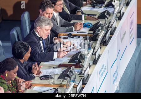 (190316) -- NAIROBI, 16 mars 2019 (Xinhua) -- Siim Kiisler (3e L), président de la quatrième session de l'Assemblée des Nations Unies pour l'environnement (UNEA4) et ministre estonien de l'Environnement, annonce la résolution adoptée lors de la cérémonie de clôture de l'UNEA4 à Nairobi, Kenya, le 15 mars 2019. L’UNEA4, qui s’est achevée vendredi, a défini une feuille de route ambitieuse pour réaliser la durabilité dans la production et la consommation des biens. (Xinhua/Zhang Yu) KENYA-NAIROBI-ONU ENVIRONMENT ASSEMBLY-CLOSE PUBLICATIONxNOTxINxCHN Banque D'Images