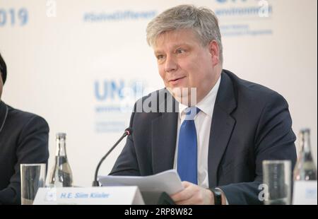 (190316) -- NAIROBI, 16 mars 2019 (Xinhua) -- Siim Kiisler, président de la quatrième session de l'Assemblée des Nations Unies pour l'environnement (UNEA4) et ministre estonien de l'Environnement, annonce la résolution adoptée lors de la cérémonie de clôture de l'UNEA4 à Nairobi, Kenya, le 15 mars 2019. L’UNEA4, qui s’est achevée vendredi, a défini une feuille de route ambitieuse pour réaliser la durabilité dans la production et la consommation des biens. (Xinhua/Zhang Yu) KENYA-NAIROBI-ONU ENVIRONMENT ASSEMBLY-CLOSE PUBLICATIONxNOTxINxCHN Banque D'Images