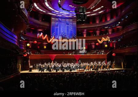 (190316) -- PÉKIN, le 16 mars 2019 -- des musiciens de l'Orchestre de Philadelphie et de l'Orchestre philharmonique de Shanghai se produisent lors de leur concert du nouvel an chinois à Philadelphie, dans l'État américain de Pennsylvanie, le 29 janvier 2019.) Xinhua Headlines : plus de 45 ans plus tard, le célèbre orchestre américain continue de cultiver des liens avec la Chine WangxYing PUBLICATIONxNOTxINxCHN Banque D'Images