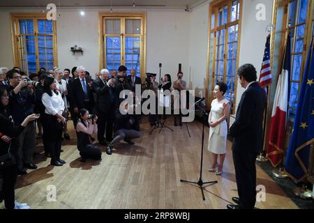 (190316) -- NEW YORK, 16 mars 2019 -- Noelle Xie (2e R), conservatrice humanitaire et artistique d’origine chinoise, prononce un discours après qu’elle se soit vu décerner l’insigne de Chevalier de la Légion d’honneur par l’ambassadeur de France auprès des Nations Unies (ONU) François Delattre à New York, aux États-Unis, le 15 mars 2019. Créée en 1802 par Napoléon Bonaparte, la Légion d'honneur est la plus haute distinction décernée par le gouvernement français à ceux qui ont apporté une contribution exceptionnelle à la France. XIe a reçu cet honneur pour sa contribution exemplaire à la promotion de la langue et de la culture françaises dans le monde entier. US-N Banque D'Images