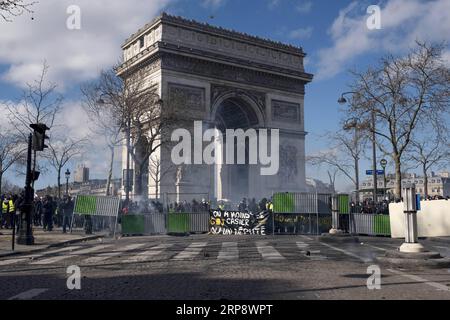(190316) -- PARIS, le 16 mars 2019 -- affrontement des manifestants gilets jaunes avec la police anti-émeute à l'Arc de Triomphe à Paris, France, le 16 mars 2019. La police française a arrêté plus de 200 personnes samedi après que des violences aient éclaté à Paris lors d'une nouvelle manifestation du mouvement Yellow Vest. FRANCE-PARIS- GILET JAUNE -PROTEST AlexandrexKarmen PUBLICATIONxNOTxINxCHN Banque D'Images