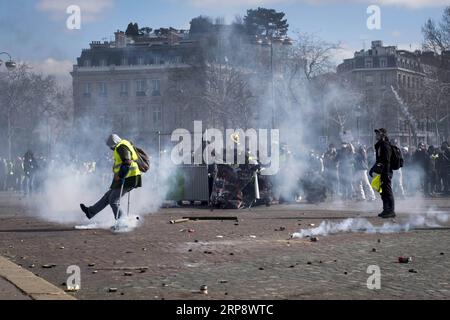 (190316) -- PARIS, le 16 mars 2019 -- les manifestants des gilets jaunes se rassemblent sur l'avenue des champs-Elysées à Paris, France, le 16 mars 2019. La police française a arrêté plus de 200 personnes samedi après que des violences aient éclaté à Paris lors d'une nouvelle manifestation du mouvement Yellow Vest. FRANCE-PARIS- GILET JAUNE -PROTEST AlexandrexKarmen PUBLICATIONxNOTxINxCHN Banque D'Images
