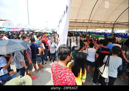 (190317) -- BANGKOK, le 17 mars 2019 -- des gens font la queue pour voter dans un bureau de vote de la province de Samut Prakan, à la périphérie de Bangkok, Thaïlande, le 17 mars 2019. Une participation électorale moyenne de 75 pour cent a été signalée dans le vote anticipé de dimanche pour les élections générales en Thaïlande, a déclaré un haut fonctionnaire de la commission électorale. THAÏLANDE-BANGKOK-ÉLECTIONS GÉNÉRALES-VOTE ANTICIPÉ RACHENXSAGEAMSAK PUBLICATIONXNOTXINXCHN Banque D'Images