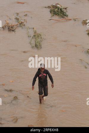 Actualités Bilder des Tages (190317) -- CHIMANIMANI (ZIMBABWE), 17 mars 2019 -- Un garçon marche dans une rivière inondée à Chimanimani, province de Manicaland, Zimbabwe, 17 mars 2019. Au moins 31 personnes ont été confirmées mortes tandis que des dizaines d'autres sont toujours portées disparues alors que le cyclone tropical Idai fait des ravages dans le sud-est du Zimbabwe, a déclaré le gouvernement samedi soir. ZIMBABWE-CHIMANIMANI-CYCLONE IDAI ShaunxJusa PUBLICATIONxNOTxINxCHN Banque D'Images