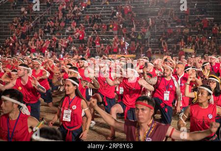 (190318) -- AYUTTHAYA, 18 mars 2019 (Xinhua) -- les pratiquants de Muay Thai exécutent Wai Kru RAM Muay, un rituel pratiqué par les participants avant de se battre dans les compétitions de muay Thai, lors de la 15e cérémonie mondiale de Wai Kru Muay Thai qui s'est tenue à Ayutthaya, Thaïlande, le 17 mars 2019. La cérémonie, qui a lieu chaque année dans le parc historique d'Ayutthaya, permet à des centaines de pratiquants de Muay Thai du monde entier d'exprimer leur gratitude à leurs maîtres dans la tradition ancestrale connue sous le nom de cérémonie du Wai Kru, ainsi que pour célébrer l'art martial vieux du Muay Thai. (Xinhua/Zhan Banque D'Images