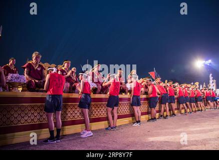 (190318) -- AYUTTHAYA, 18 mars 2019 (Xinhua) -- des pratiquants de Muay Thai assistent à la 15e cérémonie mondiale de Wai Kru Muay Thai qui s'est tenue à Ayutthaya, Thaïlande, le 17 mars 2019. La cérémonie, qui a lieu chaque année dans le parc historique d'Ayutthaya, permet à des centaines de pratiquants de Muay Thai du monde entier d'exprimer leur gratitude à leurs maîtres dans la tradition ancestrale connue sous le nom de cérémonie du Wai Kru, ainsi que pour célébrer l'art martial vieux du Muay Thai. (Xinhua/Zhang Keren) (SP)THAILAND-AYUTTHAYA-MUAY THAI-CEREMONY PUBLICATIONxNOTxINxCHN Banque D'Images