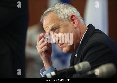 (190318) -- TEL AVIV, le 18 mars 2019 -- Benny Gantz, l'un des dirigeants du parti centriste israélien Bleu et blanc, assiste à une conférence de presse à tel Aviv, Israël, le 18 mars 2019. Les élections israéliennes auront lieu le 9 avril. ) ISRAËL-TEL AVIV-ELECTIONS-CAMPAGNE-BENNY GANTZ JINI/GIDEONXMARKOWICZ PUBLICATIONXNOTXINXCHN Banque D'Images