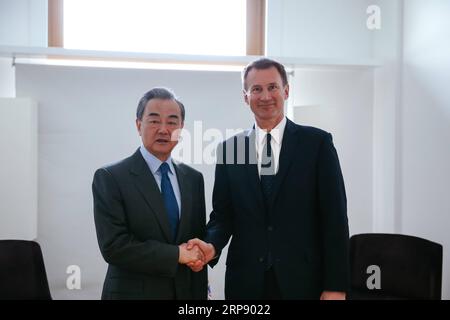 (190319) -- BRUXELLES, 19 mars 2019 (Xinhua) -- le conseiller d'État chinois et ministre des Affaires étrangères Wang Yi (à gauche) rencontre le ministre britannique des Affaires étrangères Jeremy Hunt en marge du neuvième cycle du dialogue stratégique de haut niveau Chine-UE à Bruxelles, Belgique, le 18 mars 2019. (Xinhua/Zhang Cheng) BELGIQUE-BRUXELLES-CHINE-WANG YI-GRANDE-BRETAGNE-JEREMY HUNT-MEETING PUBLICATIONxNOTxINxCHN Banque D'Images