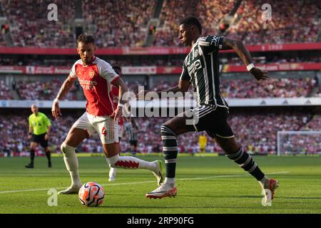 Marcus Rashford de Manchester United (à droite) court au Ben White d'Arsenal lors du match de Premier League à l'Emirates Stadium de Londres. Date de la photo : dimanche 3 septembre 2023. Banque D'Images