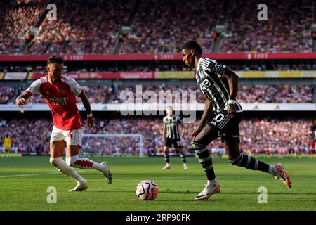 Marcus Rashford de Manchester United (à droite) court au Ben White d'Arsenal lors du match de Premier League à l'Emirates Stadium de Londres. Date de la photo : dimanche 3 septembre 2023. Banque D'Images