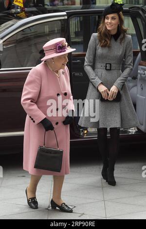 (190319) -- LONDRES, le 19 mars 2019 -- la reine Elizabeth II (à gauche) et Catherine, duchesse de Cambridge, visitent le King s College de Londres pour ouvrir officiellement Bush House, une suite nouvellement convertie de amphithéâtres et de salles d'enseignement à l'université, à Londres, en Grande-Bretagne, le 19 mars 2019. BRETAGNE-LONDRES-REINE ELIZABETH II-DUCHESSE DE CAMBRIDGE-VISITE RAYXTANG PUBLICATIONXNOTXINXCHN Banque D'Images