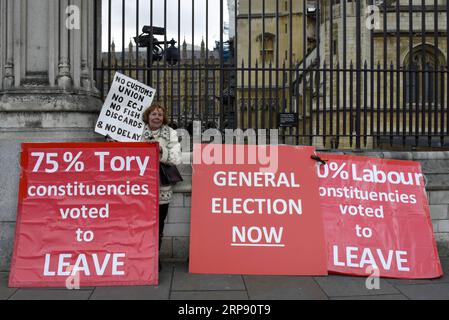 (190319) -- LONDRES, le 19 mars 2019 -- Un manifestant manifeste devant les chambres du Parlement à Londres, en Grande-Bretagne, le 19 mars 2019. Downing Street a confirmé mardi que la première ministre britannique Theresa May écrira au président du Conseil européen Donald Tusk pour demander que le départ de la Grande-Bretagne du bloc soit retardé. GRANDE-BRETAGNE-LONDRES-BREXIT-MANIFESTATION StephenxChung PUBLICATIONxNOTxINxCHN Banque D'Images