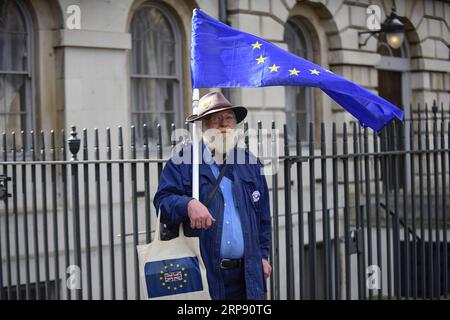 (190319) -- LONDRES, 19 mars 2019 -- un manifestant anti-Brexit tient un drapeau de l'Union européenne devant les chambres du Parlement à Londres, en Grande-Bretagne, le 19 mars 2019. Downing Street a confirmé mardi que la première ministre britannique Theresa May écrira au président du Conseil européen Donald Tusk pour demander que le départ de la Grande-Bretagne du bloc soit retardé. GRANDE-BRETAGNE-LONDRES-BREXIT-MANIFESTATION StephenxChung PUBLICATIONxNOTxINxCHN Banque D'Images