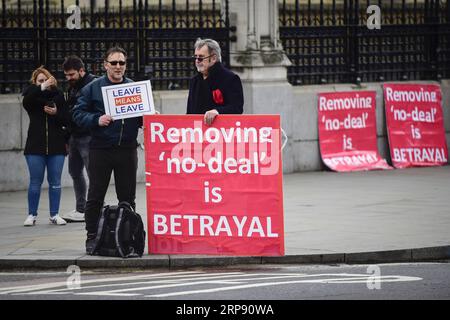 (190319) -- LONDRES, le 19 mars 2019 -- des manifestants manifestent devant les chambres du Parlement à Londres, en Grande-Bretagne, le 19 mars 2019. Downing Street a confirmé mardi que la première ministre britannique Theresa May écrira au président du Conseil européen Donald Tusk pour demander que le départ de la Grande-Bretagne du bloc soit retardé. GRANDE-BRETAGNE-LONDRES-BREXIT-MANIFESTATION StephenxChung PUBLICATIONxNOTxINxCHN Banque D'Images