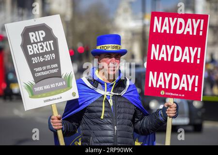 (190319) -- LONDRES, 19 mars 2019 -- un manifestant anti-Brexit tient des pancartes devant les chambres du Parlement à Londres, en Grande-Bretagne, le 19 mars 2019. Downing Street a confirmé mardi que la première ministre britannique Theresa May écrira au président du Conseil européen Donald Tusk pour demander que le départ de la Grande-Bretagne du bloc soit retardé. GRANDE-BRETAGNE-LONDRES-BREXIT-MANIFESTATION StephenxChung PUBLICATIONxNOTxINxCHN Banque D'Images