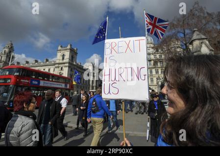 (190319) -- LONDRES, 19 mars 2019 -- un manifestant anti-Brexit tient une pancarte devant les chambres du Parlement à Londres, en Grande-Bretagne, le 19 mars 2019. Downing Street a confirmé mardi que la première ministre britannique Theresa May écrira au président du Conseil européen Donald Tusk pour demander que le départ de la Grande-Bretagne du bloc soit retardé. GRANDE-BRETAGNE-LONDRES-BREXIT-MANIFESTATION StephenxChung PUBLICATIONxNOTxINxCHN Banque D'Images