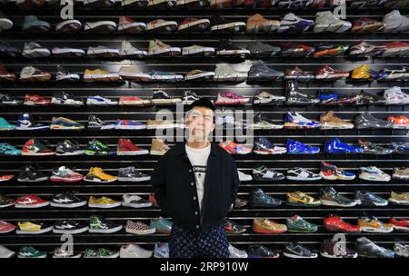 (190320) -- PÉKIN, 20 mars 2019 (Xinhua) -- Xia Jiahuan, fondateur de Solestage, se tient dans sa boutique Fairfax Avenue à Los Angeles, États-Unis, le 18 mars 2019. Le label streetwear Solestage a été construit par la chinoise Xia Jiahuan, âgée de 25 ans, qui dit que j’espère être un lien entre la culture de la jeunesse chinoise et américaine. (Xinhua/Li Ying) PHOTOS XINHUA DU JOUR PUBLICATIONxNOTxINxCHN Banque D'Images
