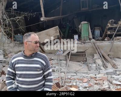 (190320) -- DENIZLI, 20 mars 2019 (Xinhua) -- un homme se tient devant l'épave d'une maison endommagée par un tremblement de terre à Denizli, en Turquie, le 20 mars 2019. Un tremblement de terre d'une magnitude de 5,5 sur l'échelle de Richter a frappé le sud-ouest de la Turquie mercredi, mais aucune victime n'a été signalée jusqu'à présent, ont indiqué les autorités. Le tremblement de terre s'est produit à 9:34 heures du matin, heure locale (0634 heures GMT) dans le district d'Acipayam de la province de Denizli, a déclaré la présidence de gestion des catastrophes et des situations d'urgence dans un communiqué. (Xinhua) TURQUIE-DENIZLI-TREMBLEMENT DE TERRE PUBLICATIONxNOTxINxCHN Banque D'Images