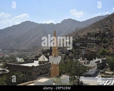 (190320) -- ABHA (ARABIE SAOUDITE), 20 mars 2019 (Xinhua) -- la photo prise le 20 mars 2019 montre le village de Rijal Almaa, à l'ouest de la ville d'Abha, province d'ASiR, Arabie saoudite. Rijal Almaa est un ancien village qui contient environ 60 bâtiments de plusieurs étages construits en pierre, en argile et en bois. (Xinhua/Tu Yifan) ARABIE SAOUDITE-ABHA-VILLAGE-RIJAL ALMAA PUBLICATIONxNOTxINxCHN Banque D'Images