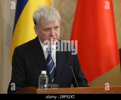 (190321) -- KIEV, le 21 mars 2019 -- Yaroslav Sydorovych, chef du département principal chargé de l'introduction des réformes dans l'administration présidentielle ukrainienne, prononce une allocution à la conférence de promotion de la 125e Foire de Canton à Kiev, Ukraine, le 20 mars 2019. La prochaine Foire de Canton dans la province chinoise du Guangdong deviendra un moteur de la coopération économique bilatérale entre l'Ukraine et la Chine, a déclaré M. Sydorovych mercredi. La 125e Foire de Canton aura lieu à Guangzhou, capitale de la province du Guangdong du sud de la Chine entre avril 15 et mai 5, qui devrait attirer plus de 25 000 exposants et abo Banque D'Images