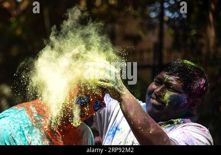 (190321) -- MUMBAI, 21 mars 2019 () -- Un homme réagit alors que son visage est recouvert de poudre colorée lors de la célébration de Holi, la fête des couleurs, à Mumbai, en Inde, le 21 mars 2019. La fête hindoue de Holi annonce l'arrivée du printemps. (/Stringer) INDIA-MUMBAI-HOLI FESTIVAL Xinhua PUBLICATIONxNOTxINxCHN Banque D'Images