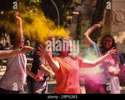 (190321) -- MUMBAI, 21 mars 2019 () -- une indienne a le visage recouvert de poudre colorée lors de la célébration de Holi, la fête des couleurs, à Mumbai, Inde, le 21 mars 2019. La fête hindoue de Holi annonce l'arrivée du printemps. (/Stringer) INDIA-MUMBAI-HOLI FESTIVAL Xinhua PUBLICATIONxNOTxINxCHN Banque D'Images