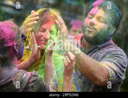 (190321) -- MUMBAI, 21 mars 2019 () -- une indienne a le visage recouvert de poudre colorée lors de la célébration de Holi, la fête des couleurs, à Mumbai, Inde, le 21 mars 2019. La fête hindoue de Holi annonce l'arrivée du printemps. (/Stringer) INDIA-MUMBAI-HOLI FESTIVAL Xinhua PUBLICATIONxNOTxINxCHN Banque D'Images