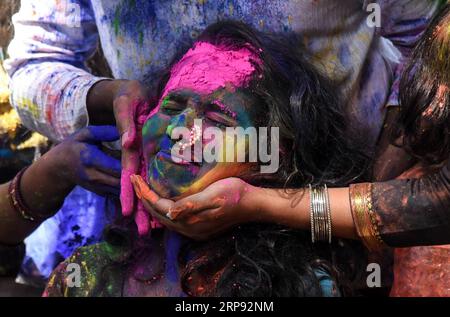 (190321) -- MUMBAI, 21 mars 2019 () -- une indienne a le visage recouvert de poudre colorée lors de la célébration de Holi, la fête des couleurs, à Mumbai, Inde, le 21 mars 2019. La fête hindoue de Holi annonce l'arrivée du printemps. (/Stringer) INDIA-MUMBAI-HOLI FESTIVAL Xinhua PUBLICATIONxNOTxINxCHN Banque D'Images