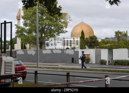 (190321) -- CHRISTCHURCH, 21 mars 2019 (Xinhua) -- Un policier monte la garde près des lieux des attentats à Christchurch, Nouvelle-Zélande, le 21 mars 2019. Les armes semi-automatiques de style militaire (MSSA) et les fusils d'assaut seront interdits en Nouvelle-Zélande, a annoncé jeudi la première ministre Jacinda Ardern. Le gouvernement néo-zélandais a également pris des mesures pour interdire un certain nombre d'accessoires qui peuvent prendre des armes à feu semi-automatiques de capacité inférieure à des armes de plus grande puissance meurtrière. (Xinhua/Guo Lei) NOUVELLE-ZÉLANDE-CHRISTCHURCH-GUN CONTROL PUBLICATIONxNOTxINxCHN Banque D'Images