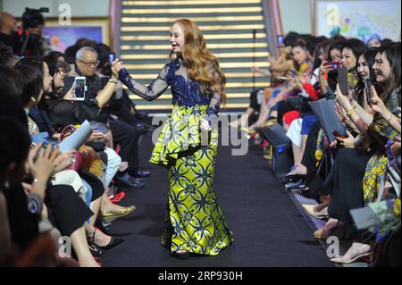 (190321) -- JAKARTA, le 21 mars 2019 -- la mannequin australienne Madeline Stuart marche sur la piste lors d'une collecte de fonds pour les enfants atteints du syndrome de Down à Jakarta, Indonésie, le 21 mars 2019, Journée mondiale du syndrome de Down.) INDONÉSIE-JAKARTA-SYNDROME DE DOWN-CHARITÉ Zulkarnain PUBLICATIONxNOTxINxCHN Banque D'Images