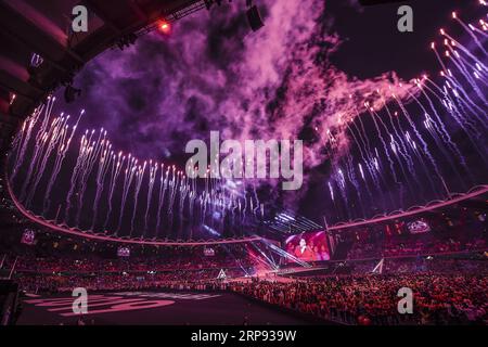 (190322) -- ABU DHABI, 22 mars 2019 (Xinhua) -- des feux d'artifice sont exposés lors de la cérémonie de clôture des Jeux olympiques spéciaux mondiaux d'Abu Dhabi 2019 à Abu Dhabi, Émirats arabes Unis, le 21 mars 2019. (Xinhua/Xia Yifang) (SP)eau-ABU DHABI-SPECIAL OLYMPICS-CÉRÉMONIE DE CLÔTURE PUBLICATIONxNOTxINxCHN Banque D'Images