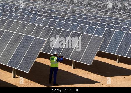 (190322) -- ASSOUAN, le 22 mars 2019 -- Un homme travaille dans une centrale solaire de TBEA dans la province sud de l'Égypte d'Assouan, le 18 mars 2019. La société chinoise d énergie renouvelable TBEA Sunoasis a terminé la construction de trois centrales solaires au parc d énergie solaire de Benban dans la province méridionale d Égypte d Assouan, a déclaré un responsable de TBEA. POUR ALLER AVEC : la société chinoise des énergies renouvelables achève la construction de 3 usines en Egypte ) EGYPTE-ASSOUAN-ÉNERGIE RENOUVELABLE-LA SOCIÉTÉ CHINOISE AhmedxGomaa PUBLICATIONxNOTxINxCHN Banque D'Images