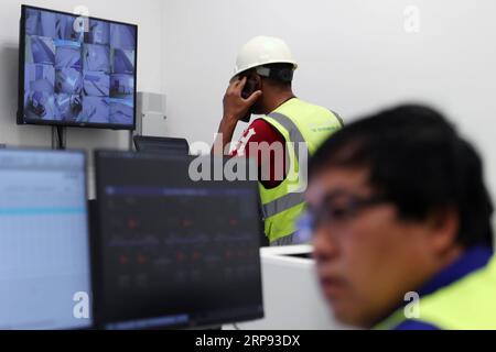 (190322) -- ASSOUAN, 22 mars 2019 -- des gens travaillent dans une centrale solaire de TBEA dans la province sud de l Égypte d Assouan, le 18 mars 2019. La société chinoise d énergie renouvelable TBEA Sunoasis a terminé la construction de trois centrales solaires au parc d énergie solaire de Benban dans la province méridionale d Égypte d Assouan, a déclaré un responsable de TBEA. POUR ALLER AVEC : la société chinoise des énergies renouvelables achève la construction de 3 usines en Egypte ) EGYPTE-ASSOUAN-ÉNERGIE RENOUVELABLE-LA SOCIÉTÉ CHINOISE AhmedxGomaa PUBLICATIONxNOTxINxCHN Banque D'Images