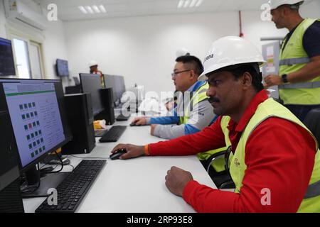 (190322) -- ASSOUAN, 22 mars 2019 -- des gens travaillent dans une centrale solaire de TBEA dans la province sud de l Égypte d Assouan, le 18 mars 2019. La société chinoise d énergie renouvelable TBEA Sunoasis a terminé la construction de trois centrales solaires au parc d énergie solaire de Benban dans la province méridionale d Égypte d Assouan, a déclaré un responsable de TBEA. POUR ALLER AVEC : la société chinoise des énergies renouvelables achève la construction de 3 usines en Egypte ) EGYPTE-ASSOUAN-ÉNERGIE RENOUVELABLE-LA SOCIÉTÉ CHINOISE AhmedxGomaa PUBLICATIONxNOTxINxCHN Banque D'Images