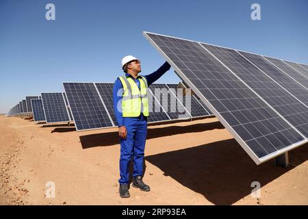 (190322) -- ASSOUAN, le 22 mars 2019 -- Un homme travaille dans une centrale solaire de TBEA dans la province sud de l'Égypte d'Assouan, le 18 mars 2019. La société chinoise d énergie renouvelable TBEA Sunoasis a terminé la construction de trois centrales solaires au parc d énergie solaire de Benban dans la province méridionale d Égypte d Assouan, a déclaré un responsable de TBEA. POUR ALLER AVEC : la société chinoise des énergies renouvelables achève la construction de 3 usines en Egypte ) EGYPTE-ASSOUAN-ÉNERGIE RENOUVELABLE-LA SOCIÉTÉ CHINOISE AhmedxGomaa PUBLICATIONxNOTxINxCHN Banque D'Images