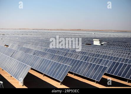 (190322) -- ASSOUAN, 22 mars 2019 -- des panneaux solaires sont observés dans une centrale solaire de TBEA dans la province sud de l'Égypte d'Assouan, le 18 mars 2019. La société chinoise d énergie renouvelable TBEA Sunoasis a terminé la construction de trois centrales solaires au parc d énergie solaire de Benban dans la province méridionale d Égypte d Assouan, a déclaré un responsable de TBEA. POUR ALLER AVEC : la société chinoise des énergies renouvelables achève la construction de 3 usines en Egypte ) EGYPTE-ASSOUAN-ÉNERGIE RENOUVELABLE-LA SOCIÉTÉ CHINOISE AhmedxGomaa PUBLICATIONxNOTxINxCHN Banque D'Images