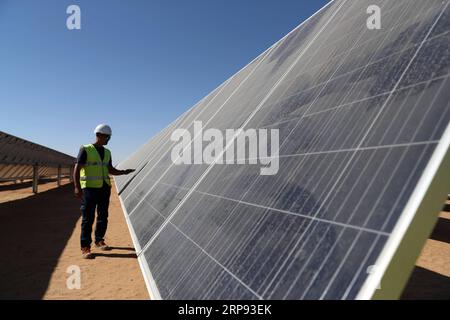 (190322) -- ASSOUAN, le 22 mars 2019 -- Un homme travaille dans une centrale solaire de TBEA dans la province sud de l'Égypte d'Assouan, le 18 mars 2019. La société chinoise d énergie renouvelable TBEA Sunoasis a terminé la construction de trois centrales solaires au parc d énergie solaire de Benban dans la province méridionale d Égypte d Assouan, a déclaré un responsable de TBEA. POUR ALLER AVEC : la société chinoise des énergies renouvelables achève la construction de 3 usines en Egypte ) EGYPTE-ASSOUAN-ÉNERGIE RENOUVELABLE-LA SOCIÉTÉ CHINOISE AhmedxGomaa PUBLICATIONxNOTxINxCHN Banque D'Images