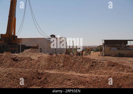 (190322) -- ASSOUAN, 22 mars 2019 -- des gens travaillent dans une centrale solaire de TBEA dans la province sud de l Égypte d Assouan, le 18 mars 2019. La société chinoise d énergie renouvelable TBEA Sunoasis a terminé la construction de trois centrales solaires au parc d énergie solaire de Benban dans la province méridionale d Égypte d Assouan, a déclaré un responsable de TBEA. POUR ALLER AVEC : la société chinoise des énergies renouvelables achève la construction de 3 usines en Egypte ) EGYPTE-ASSOUAN-ÉNERGIE RENOUVELABLE-LA SOCIÉTÉ CHINOISE AhmedxGomaa PUBLICATIONxNOTxINxCHN Banque D'Images