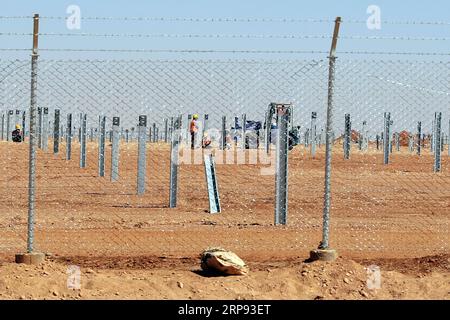 (190322) -- ASSOUAN, 22 mars 2019 -- des gens travaillent dans une centrale solaire de TBEA dans la province sud de l Égypte d Assouan, le 18 mars 2019. La société chinoise d énergie renouvelable TBEA Sunoasis a terminé la construction de trois centrales solaires au parc d énergie solaire de Benban dans la province méridionale d Égypte d Assouan, a déclaré un responsable de TBEA. POUR ALLER AVEC : la société chinoise des énergies renouvelables achève la construction de 3 usines en Egypte ) EGYPTE-ASSOUAN-ÉNERGIE RENOUVELABLE-LA SOCIÉTÉ CHINOISE AhmedxGomaa PUBLICATIONxNOTxINxCHN Banque D'Images