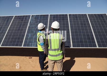 (190322) -- ASSOUAN, 22 mars 2019 -- des gens travaillent dans une centrale solaire de TBEA dans la province sud de l Égypte d Assouan, le 18 mars 2019. La société chinoise d énergie renouvelable TBEA Sunoasis a terminé la construction de trois centrales solaires au parc d énergie solaire de Benban dans la province méridionale d Égypte d Assouan, a déclaré un responsable de TBEA. POUR ALLER AVEC : la société chinoise des énergies renouvelables achève la construction de 3 usines en Egypte ) EGYPTE-ASSOUAN-ÉNERGIE RENOUVELABLE-LA SOCIÉTÉ CHINOISE AhmedxGomaa PUBLICATIONxNOTxINxCHN Banque D'Images