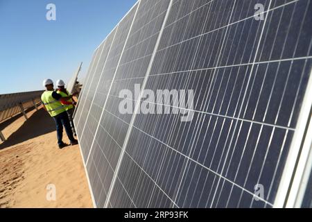 (190322) -- ASSOUAN, 22 mars 2019 -- des gens travaillent dans une centrale solaire de TBEA dans la province sud de l Égypte d Assouan, le 18 mars 2019. La société chinoise d énergie renouvelable TBEA Sunoasis a terminé la construction de trois centrales solaires au parc d énergie solaire de Benban dans la province méridionale d Égypte d Assouan, a déclaré un responsable de TBEA. POUR ALLER AVEC : la société chinoise des énergies renouvelables achève la construction de 3 usines en Egypte ) EGYPTE-ASSOUAN-ÉNERGIE RENOUVELABLE-LA SOCIÉTÉ CHINOISE AhmedxGomaa PUBLICATIONxNOTxINxCHN Banque D'Images