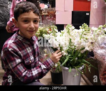 (190322) -- DAMAS, le 22 mars 2019 -- Un garçon choisit des fleurs à l'occasion de la fête des mères syriennes à Damas, Syrie, le 21 mars 2019.) SYRIE-DAMAS-MÈRE S JOUR AmmarxSafarjalani PUBLICATIONxNOTxINxCHN Banque D'Images