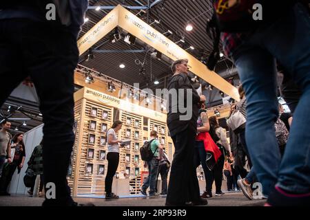 (190322) -- LEIPZIG, 22 mars 2019 (Xinhua) -- les visiteurs passent devant le stand d'Amazon Publishing lors de la Foire du livre de Leipzig 2019 à Leipzig, Allemagne, le 21 mars 2019. Le salon du livre de Leipzig, d'une durée de quatre jours, a débuté jeudi, attirant plus de 2 500 exposants de plus de 50 pays et régions du monde entier. (Xinhua/Kevin Voigt) ALLEMAGNE-LEIPZIG-2019 LEIPZIG SALON DU LIVRE PUBLICATIONxNOTxINxCHN Banque D'Images