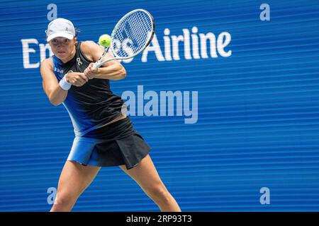 IgA Swiatek (POL) en compétition dans le Round 1 du US Open de tennis 2023. Banque D'Images