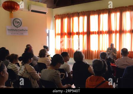 (190322) -- LA HAVANE, 22 mars 2019 (Xinhua) -- Rolando Lopez, conseiller politique de l'ambassade de Cuba en Chine en 1974-1978 et ambassadeur à Pékin dans les années 1980, présente son livre 100 questions sur la Chine à l'Institut Confucius de l'Université de la Havane à Cuba, le 20 mars 2019. Je ressentais cette obligation en raison des liens historiques avec la Chine, a-t-il dit, et pour cette raison il a écrit un livre 100 questions sur la Chine pour encourager les lecteurs cubains à en apprendre davantage sur le pays asiatique, y compris ses particularités, son histoire et ses traditions. ALLER AVEC Interview : ambas cubains de 82 ans Banque D'Images