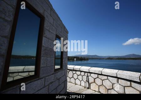 (190322) -- ATHÈNES, le 22 mars 2019 -- la photo prise le 20 mars 2019 montre une vue du lac Marathon dans la région de l'Attique orientale, en Grèce. Marathon Lake est l'un des principaux réservoirs d'approvisionnement en eau d'Athènes. Pour aller avec caractéristique : la qualité de l'eau du robinet de la Grèce reste excellente après huit ans de programme de sauvetage ) GRÈCE-ATHÈNES-JOURNÉE MONDIALE DE L'EAU-MARATHON LAC MariosxLolos PUBLICATIONxNOTxINxCHN Banque D'Images